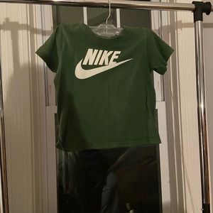Cropped Nike t-shirt.
